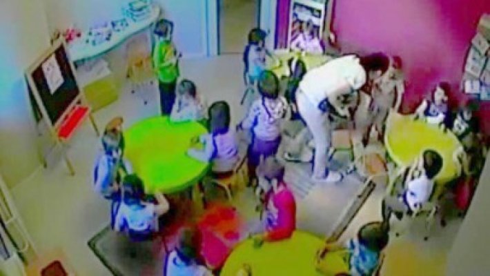 Scandal la un centru educaţional privat: părinţii au văzut imagini cu educatoarele care le bruscau micuţii - VIDEO!